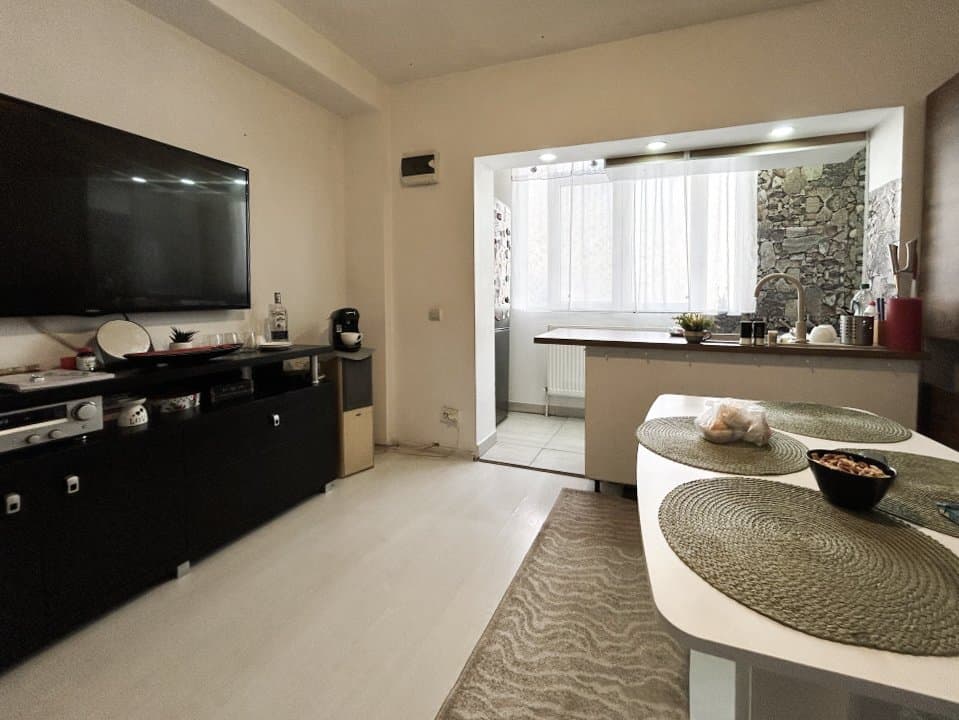 Apartament la pret de garsoniera cu gradina de 35mp + parcare