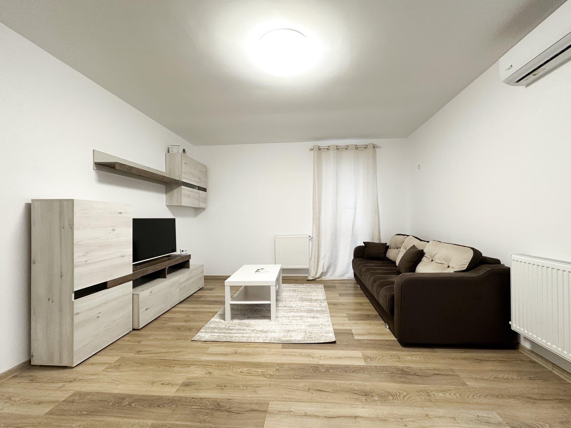 Apartament retras, cu centrala si parcare