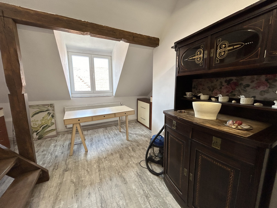 Apartament 6 camere + loft, 200mp in vilă superbă  pe Vasile Lascăr 90